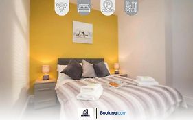 Modern 3 Bed Terraced House By Nyos Properties Short Lets & Serviced Accommodation Manchester With Free Wifi